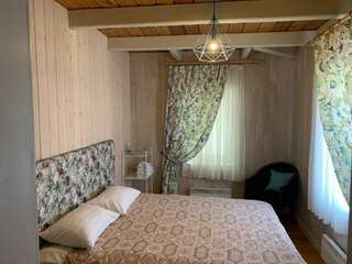 Гостевой дом Усадьба Демидова Листвянка 2-местный номер стандарт (с завтраком)-1