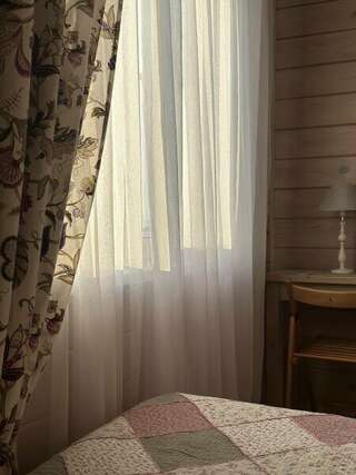 Гостевой дом Усадьба Демидова Листвянка Гостевая комната СТАНДАРТ для 1 гостя с кроватью шириной 140 см-2