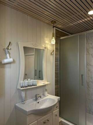 Гостевой дом Усадьба Демидова Листвянка Семейный блок из 3 комнат: две спальни и гостиная-5